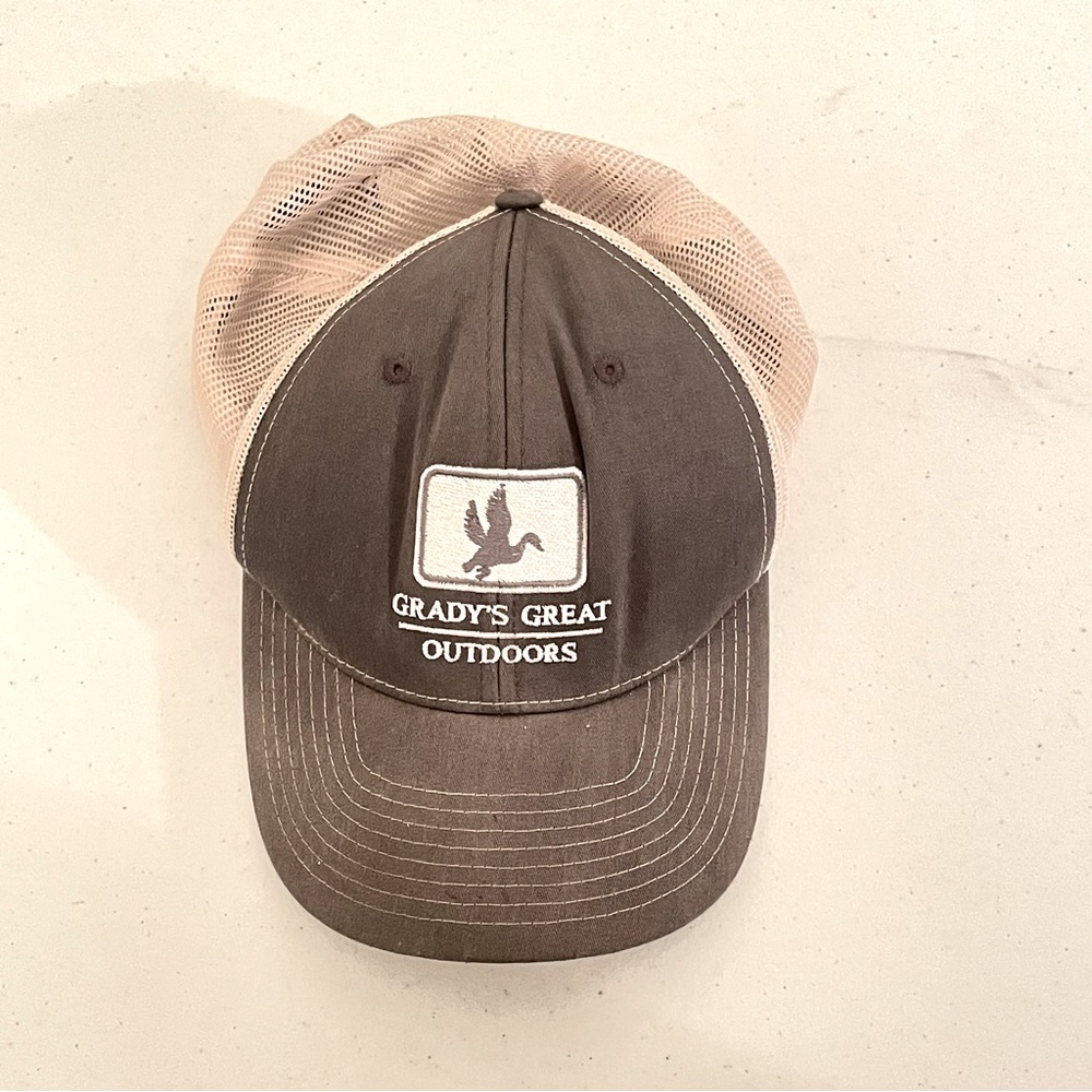 Gradys great outdoors gray and white baseball cap